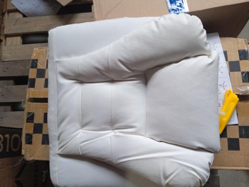  Крісло офісне з масажем та підставкою для ніг Bonro B-6071 біле (1654) - уцінений товар